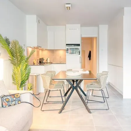 5-guest Retreat Steps From *