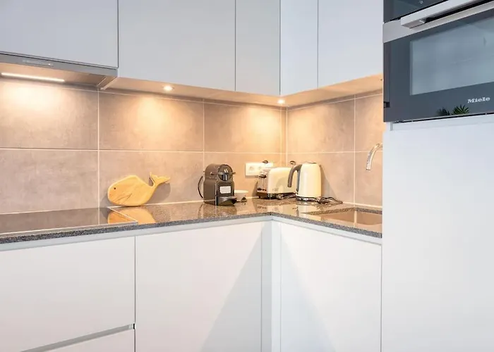 5-guest Retreat Steps From *